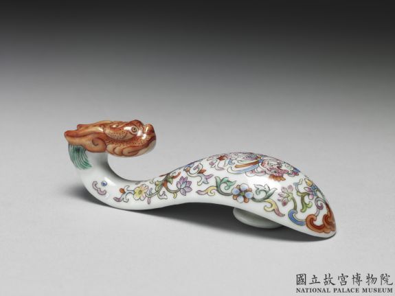 Dragon-head shaped belt hook with fencai polychrome enamels on a white ground, Qing dynasty (1644-1911)